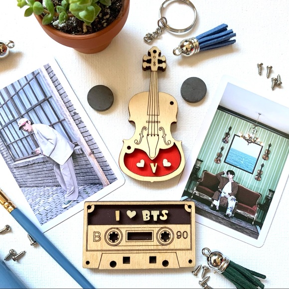 BTS V - Wooden Violin 3D Fridge Magnet or Keychain - Picture 2 of 4